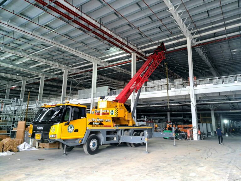 รถเครนยกเครื่องจักรขนาดใหญ่ภายในโรงงาน