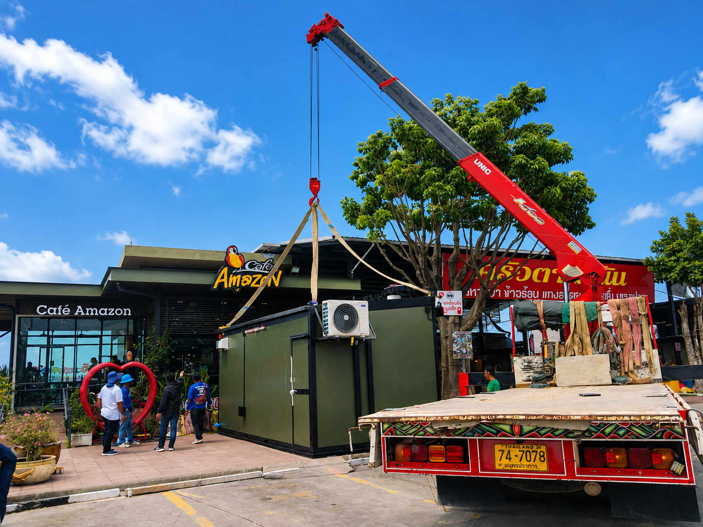 รถเฮี๊ยบ 10 ล้อรับขนย้ายตู้ Café Amazon