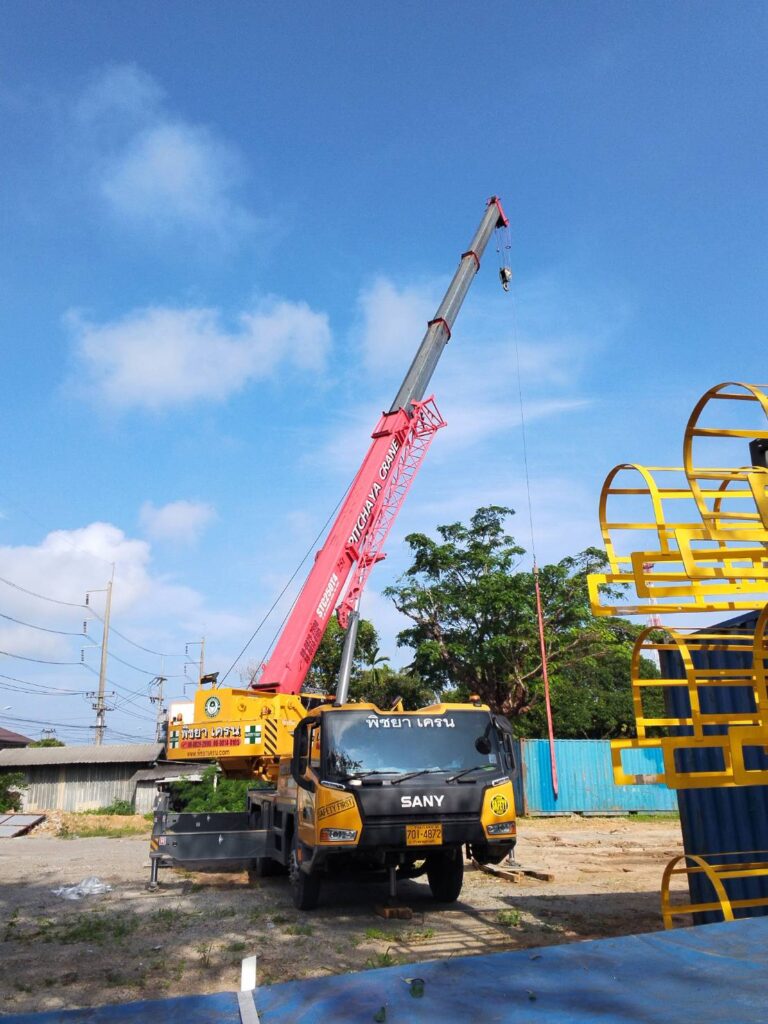 รถเครนหนองใหญ่กำลังยกตู้คอนเทนเนอร์