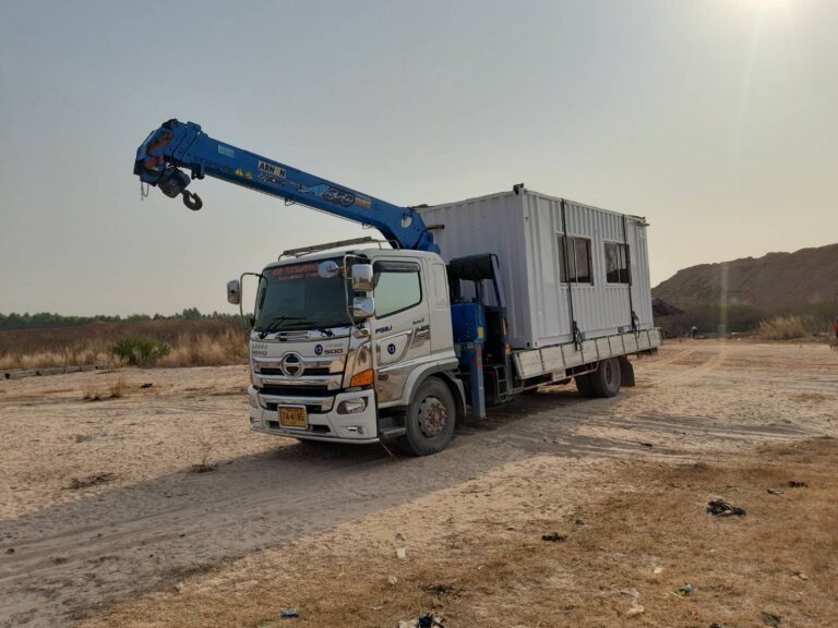 บรรยากาศหน้างานรถเฮี๊ยบพื้นที่ สมุทรปราการ ลูกค้าจ้างรถเฮี๊ยบ พิชยาเครน ในการเคลื่อนย้ายตู้ ออฟฟิต