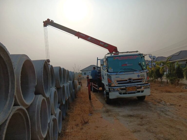 บรรยากกาศหน้างาน ลูกค้าใช้รถเฮี๊ยบพิชยาเครน ในการยก ย้าย ท่อถนน