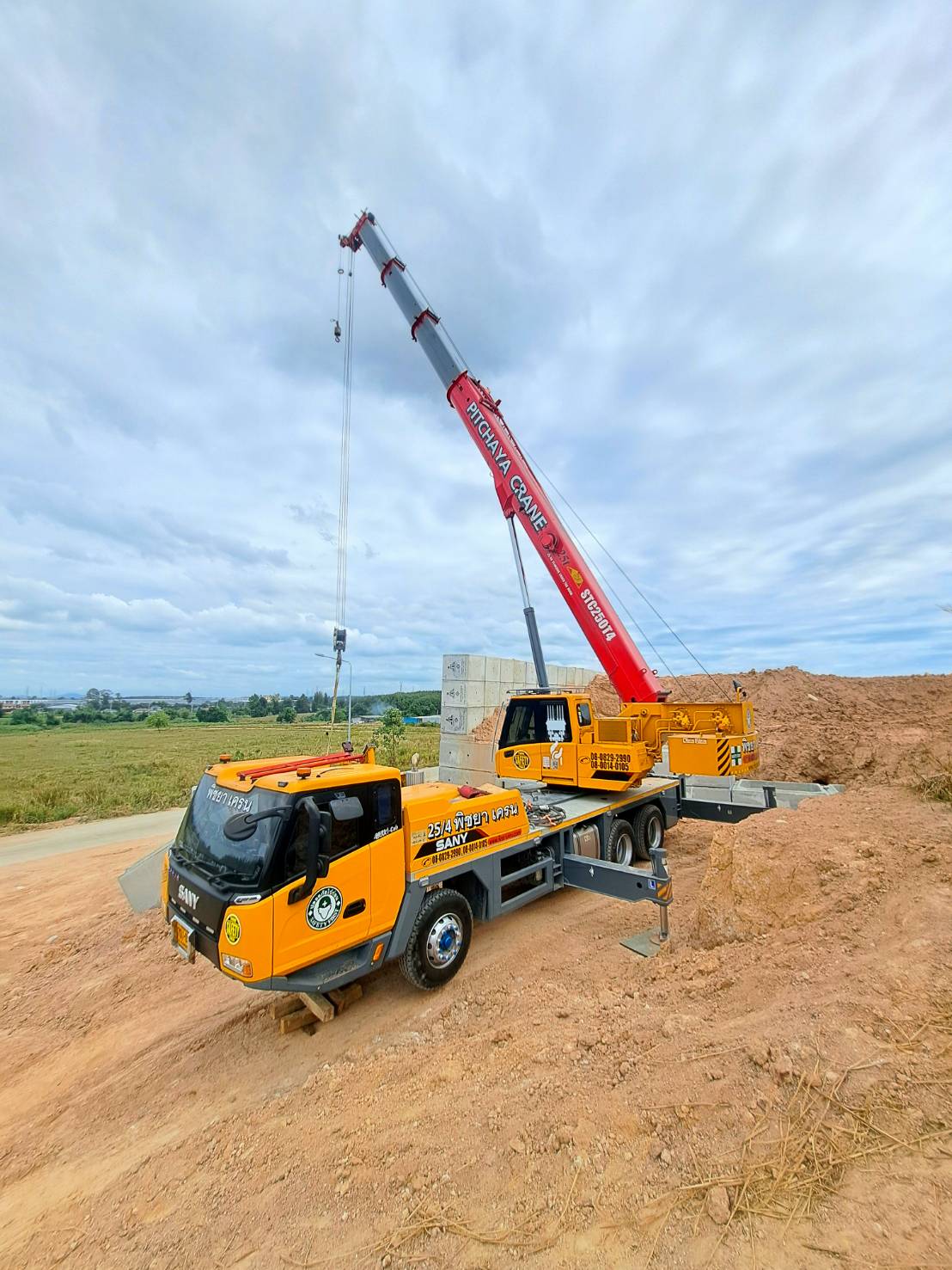 รถเครน 25 ตัน พิชยาเครน บริการยกชิ้นงานในโครงการ