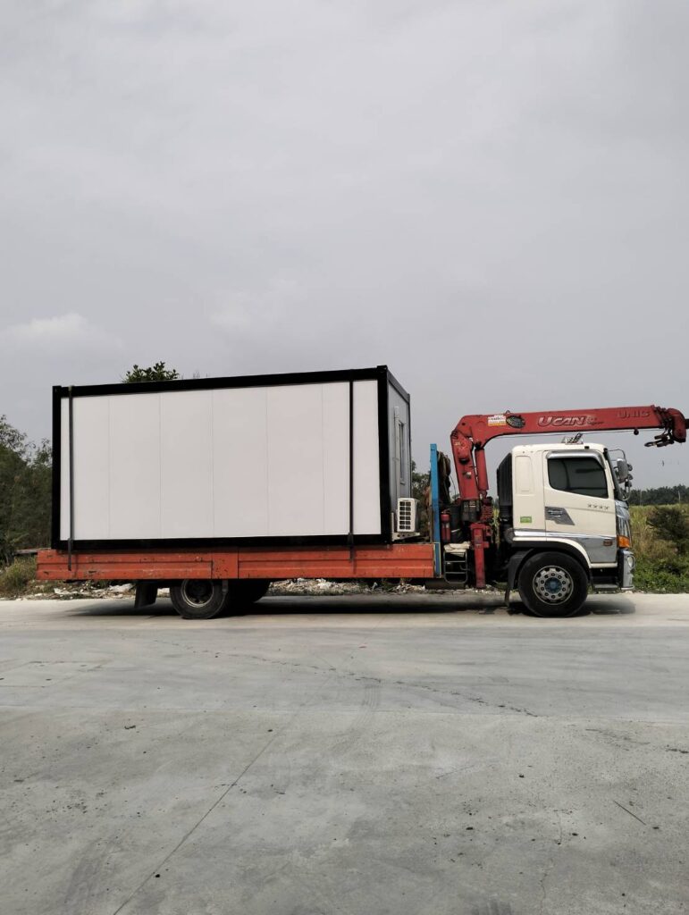 รถเฮี๊ยบมาบปูขนย้ายตู้คอนเทนเนอร์-พิชยาเครน