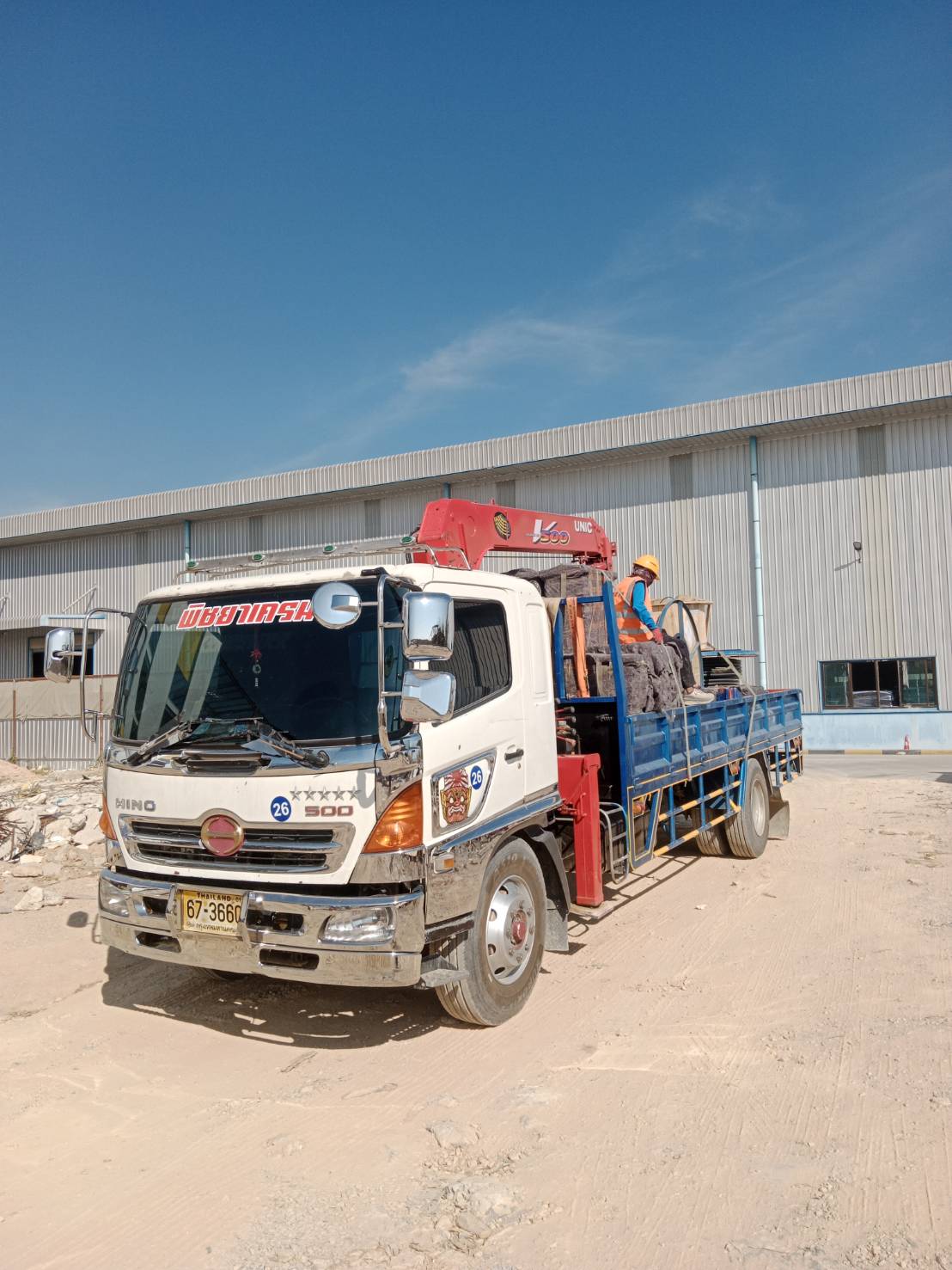 เช่ารถเฮี๊ยบศรีราชา-เขาคันทรง โดยพิชยาเครน โทร080-829-2990