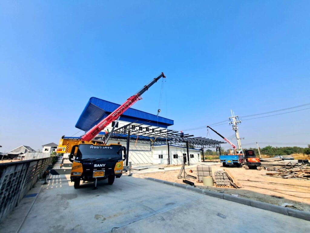 รถเครน รถเฮี๊ยบ พิชยาเครน ให้บริการยกเคลื่อนย้ายพร้อมติดตั้ง ยกประกอบโครงหลังคา พื้นที่ ชลบุรี
