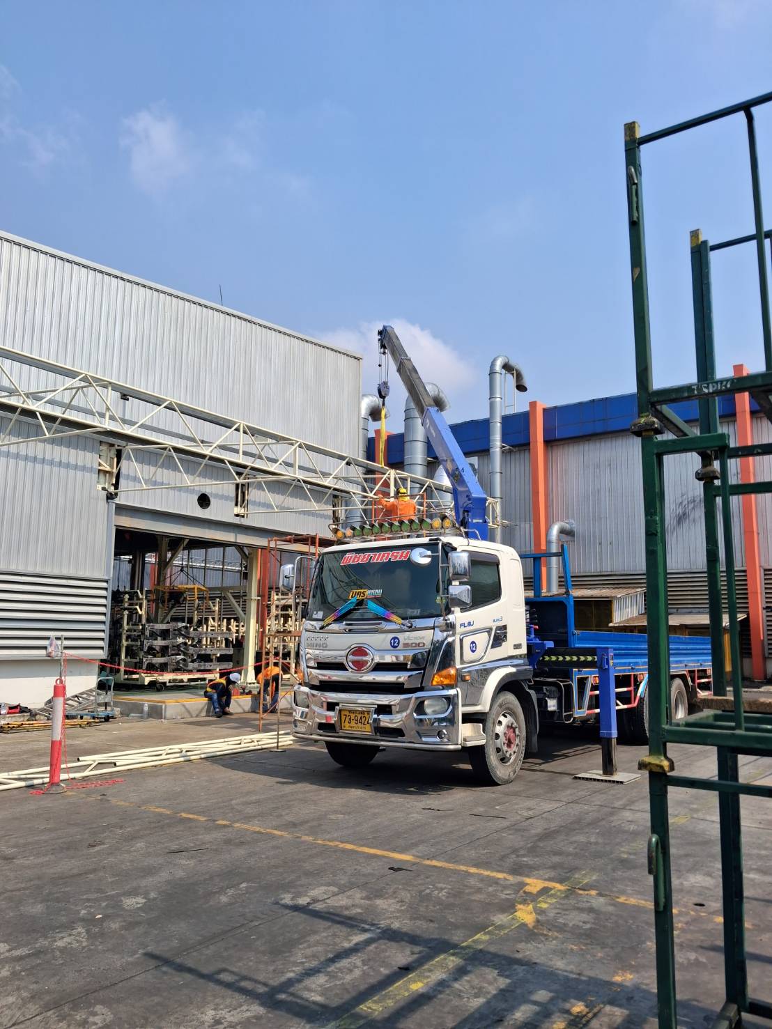 รถเฮี๊ยบปลวกเเดง-พิชยาเครน