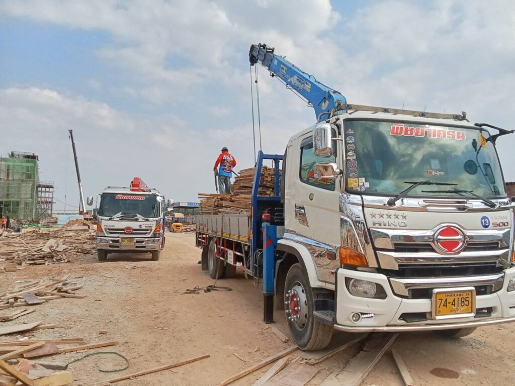 รถเฮี๊ยบเครือสหพัฒน์-พิชยาเครน