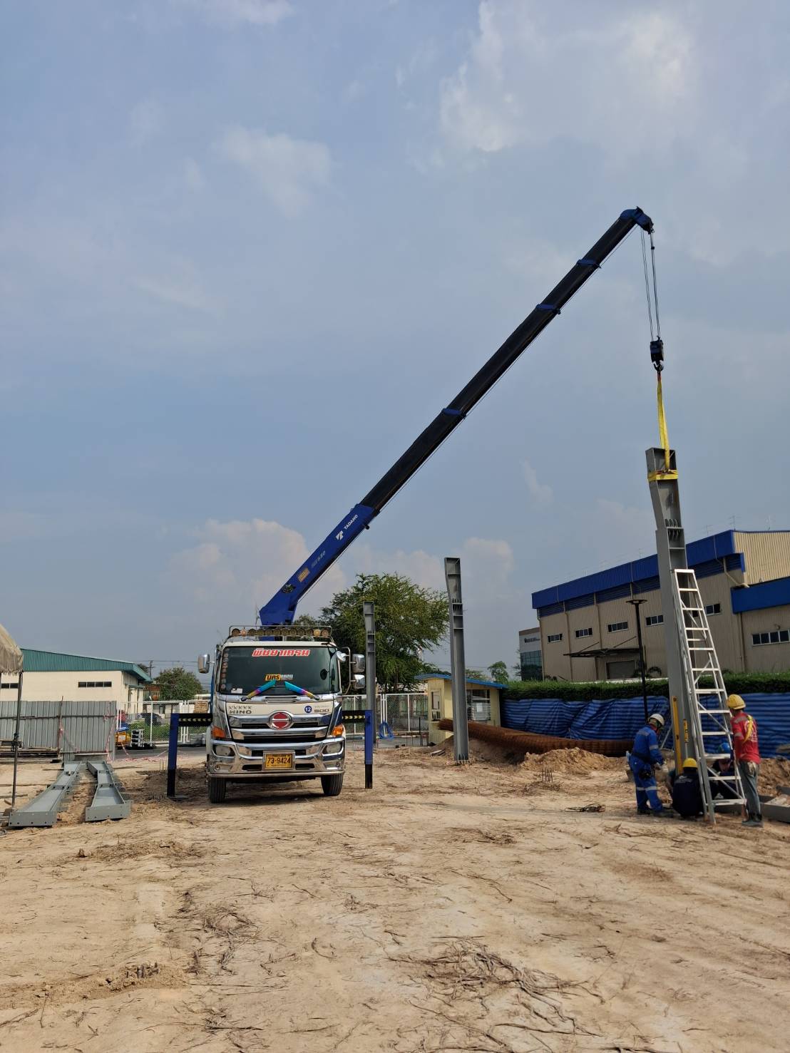 รถเฮี๊ยบปลวกเเดง-พิชยาเครน