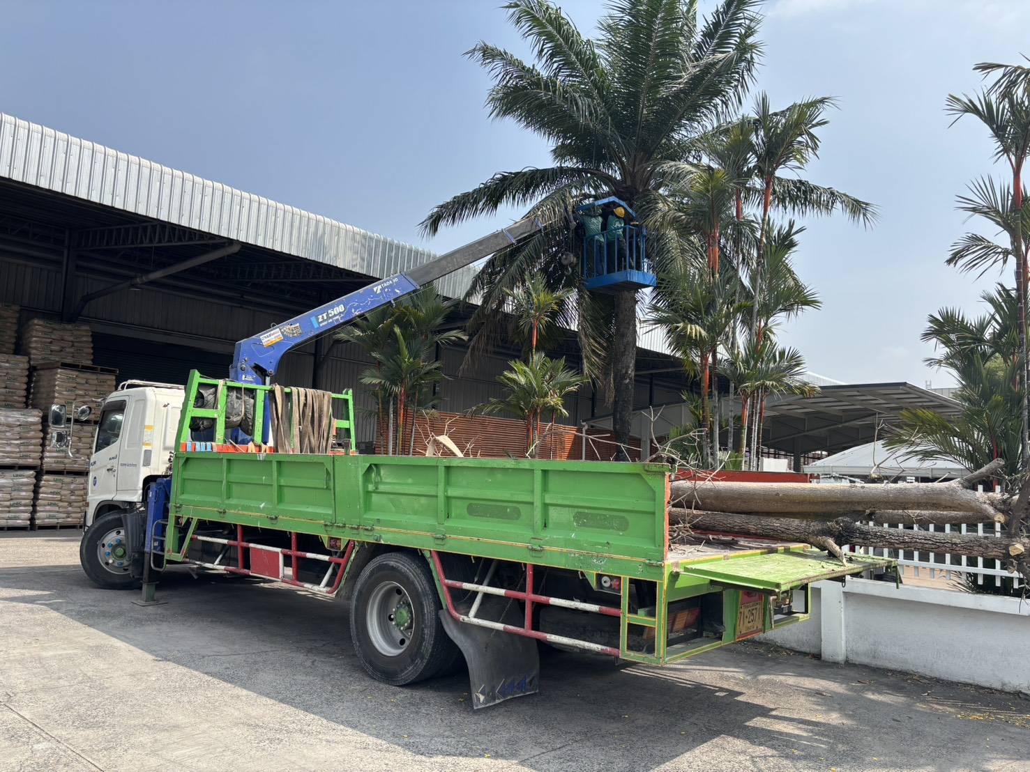 รถเฮี๊ยบติดกระเช้า-พิชยาเครน