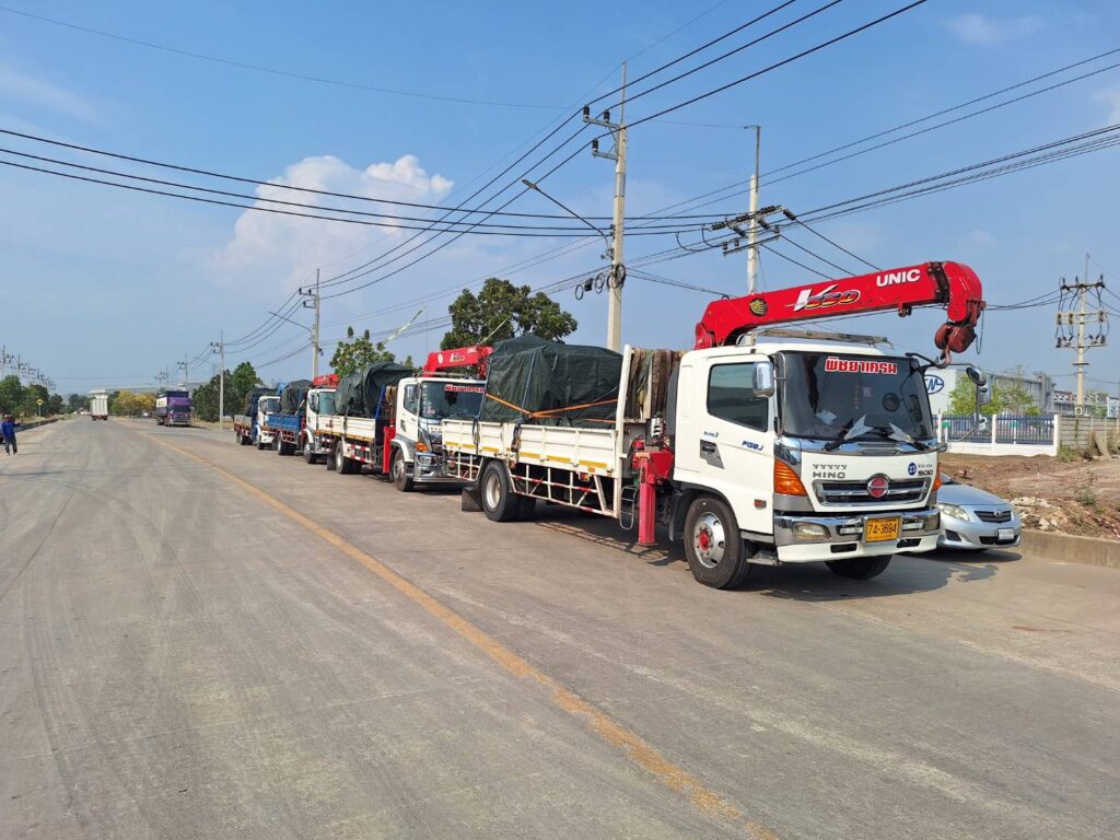 ภาพบรรยากาศรถเฮี๊ยบขึ้นงานส่งเทศ กทม เเล้วน้ำกลับ โดย รถเฮี๊ยบบ่อวินชลบุรี- พิชยาเครน