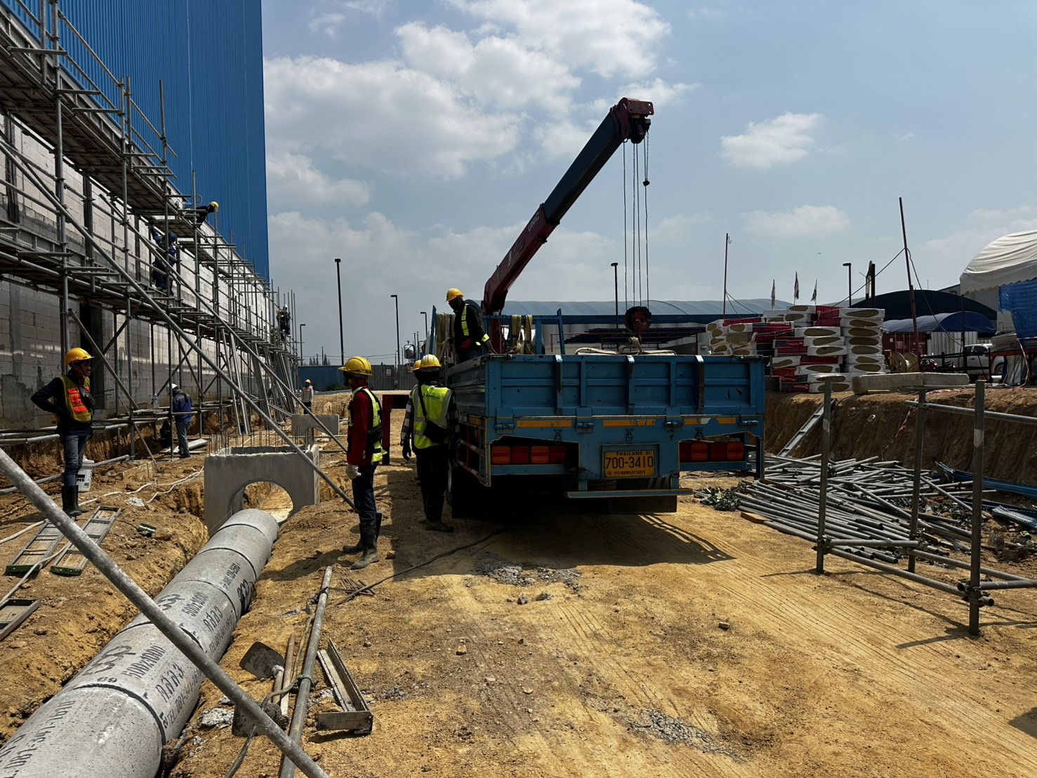 รถเฮี๊ยบปลวกเเดง-พิชยาเครน