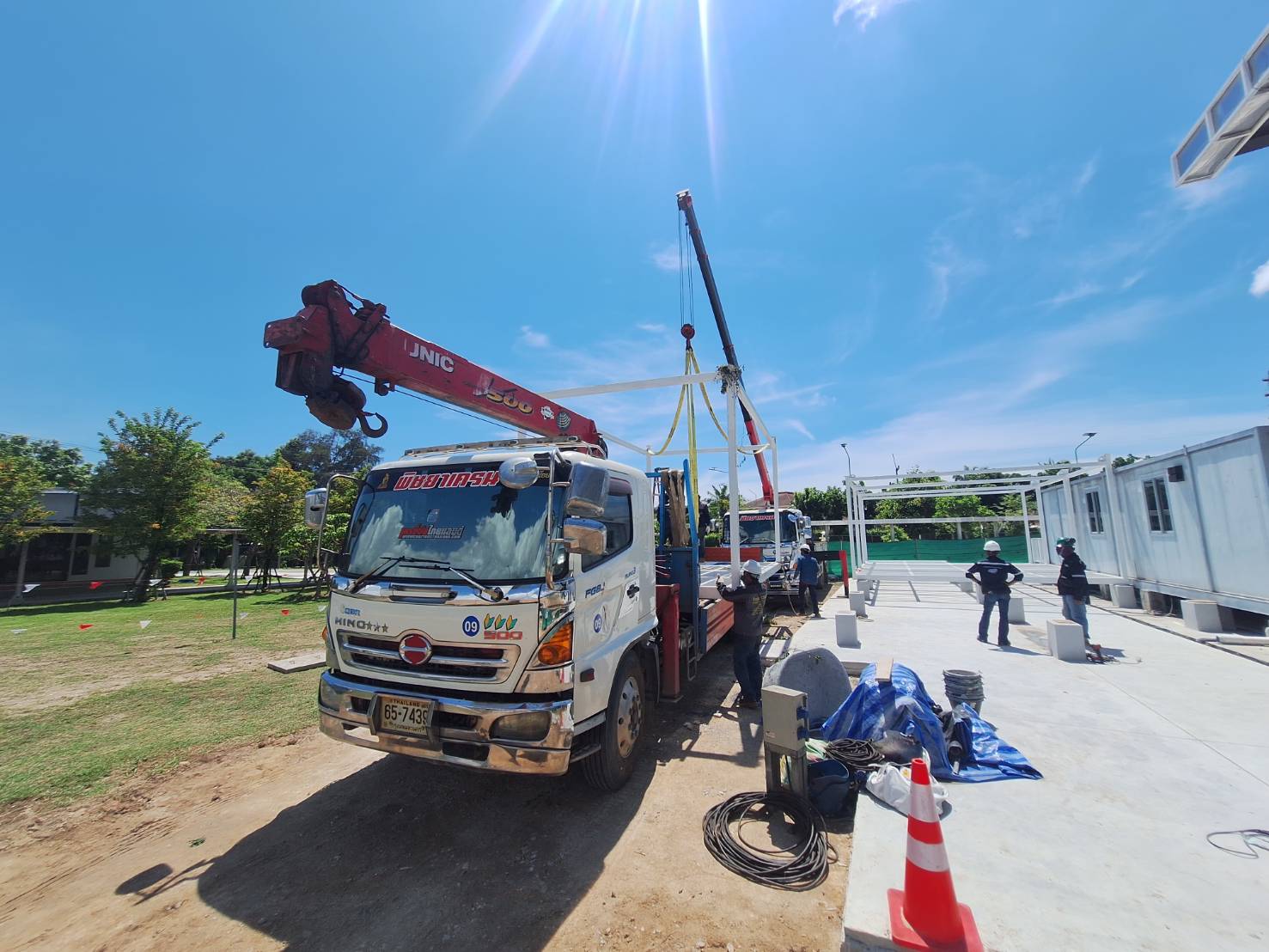 ต้องการยกโครงตู้เหล็กหรือขนย้ายอุปกรณ์ขนาดใหญ่ เลือกใช้บริการรถเฮี๊ยบมาบตาพุด สำหรับงานโรงงานและไซต์งานอุตสาหกรรม สอบถามคิวรถและราคาได้