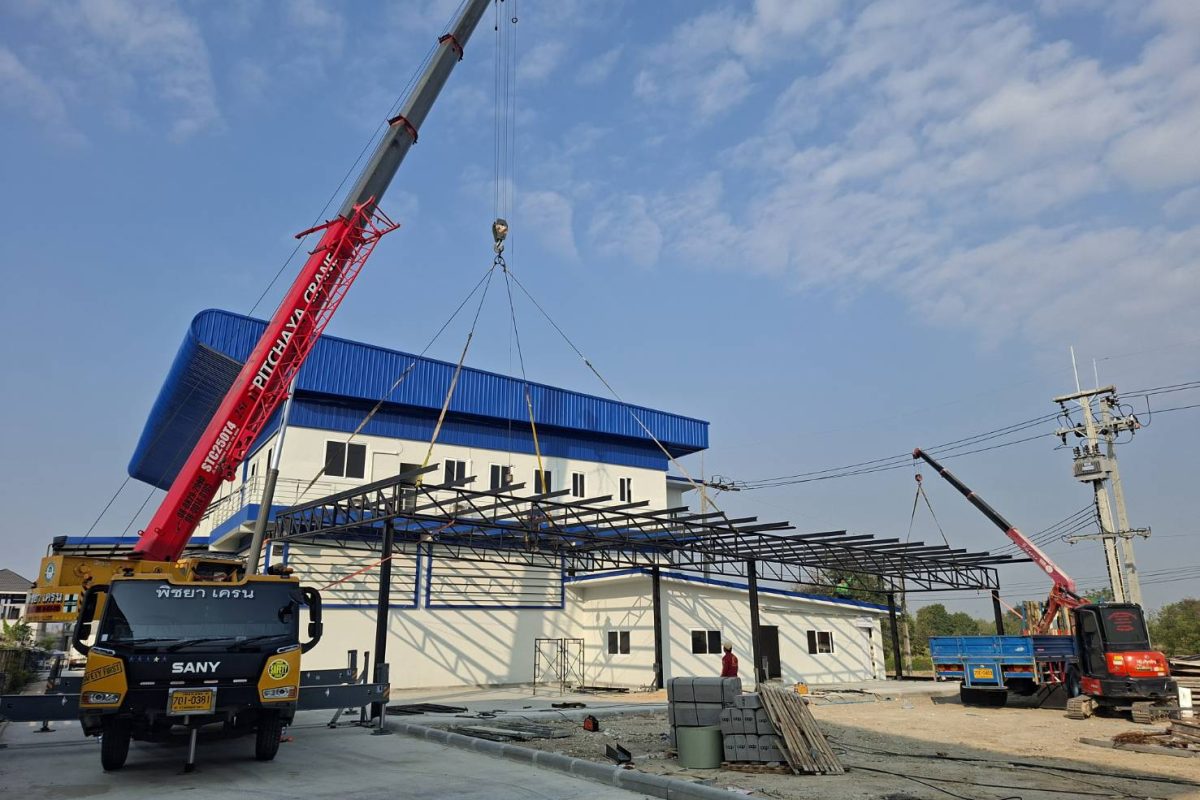 รถเครน รถเฮี๊ยบ พิชยาเครน ให้บริการยกเคลื่อนย้ายพร้อมติดตั้ง ยกประกอบโครงหลังคา พื้นที่ ชลบุรี