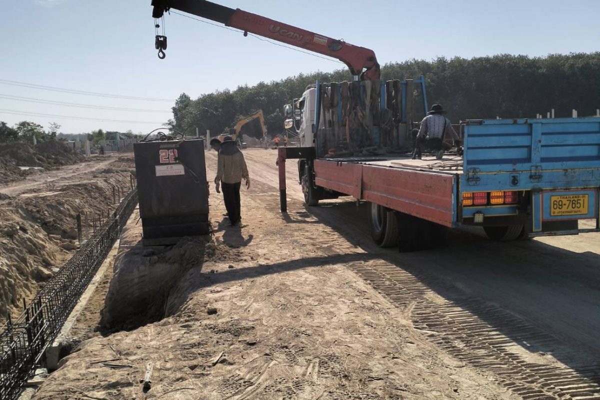 รถเฮี๊ยบนิคมพัฒนา โดยพิชยาเครน