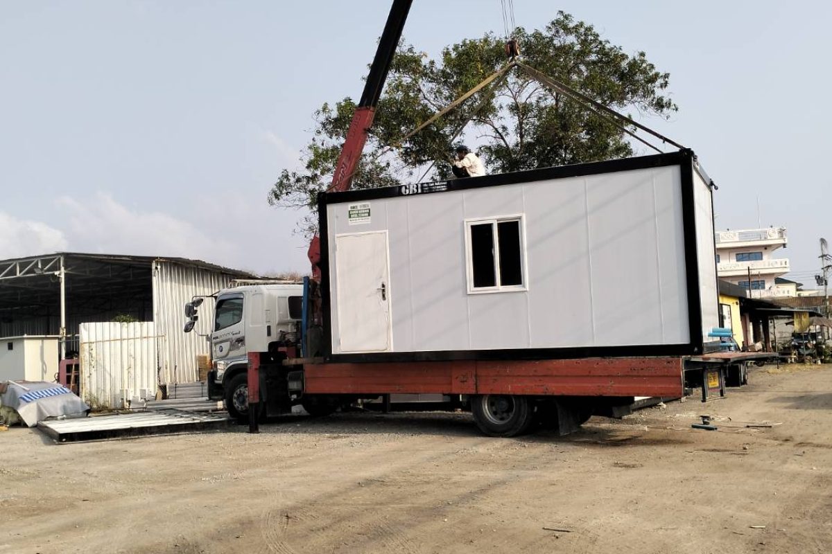 รถเฮี๊ยบมาบปูขนย้ายตู้คอนเทนเนอร์-พิชยาเครน