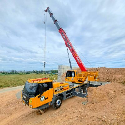 รถเครน 25 ตัน พิชยาเครน บริการยกชิ้นงานในโครงการ