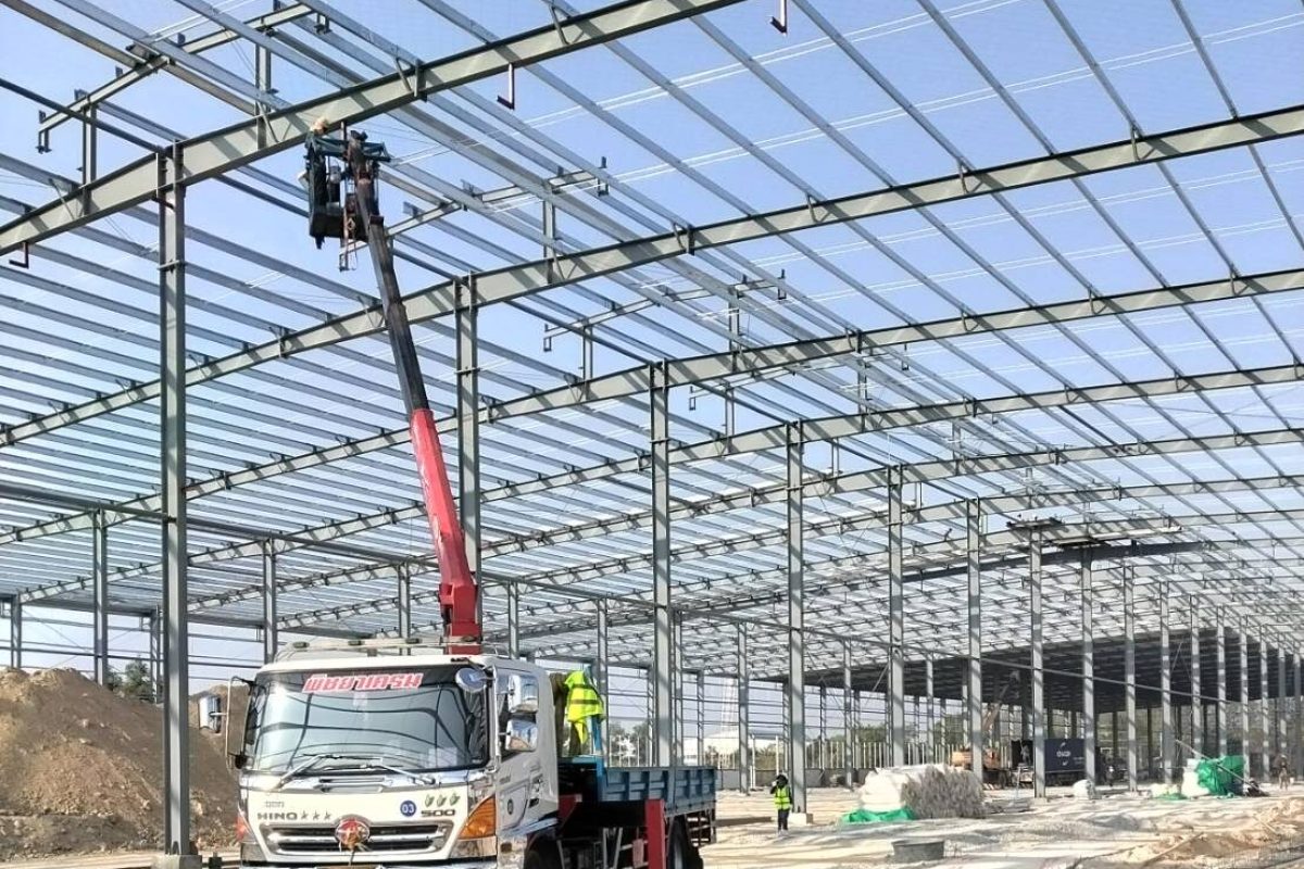 รถเฮี๊ยบ พิชยาเครน ให้บริการรถเฮี๊ยบติดกระเช้าทำงานในที่สูงพร้อมขนย้ายชิ้นงานต่างๆ พื้นที่ นิคมอุสาหกรรมอมตะชลบุรี