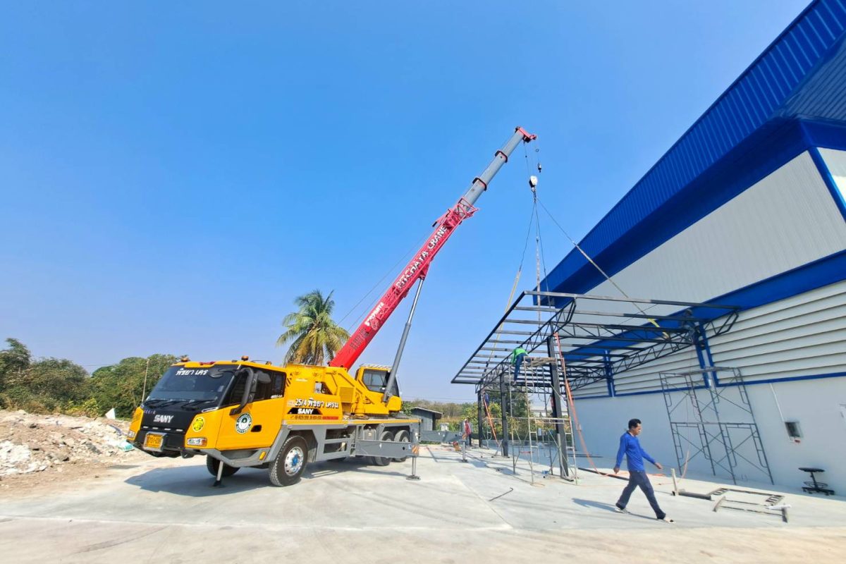 รถเครน รถเฮี๊ยบ พิชยาเครน ให้บริการยกเคลื่อนย้ายพร้อมติดตั้ง ยกประกอบโครงหลังคา พื้นที่ ชลบุรี